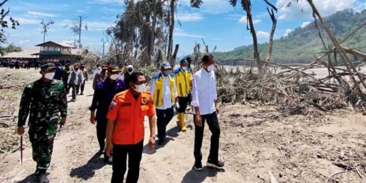 Presiden Joko Widodo Tinjau Langsung Lokasi Terdampak Erupsi Gunung Semeru