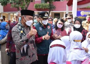 Menko PMK Muhadjir Effendy Saksikan Langsung Vaksinasi Covid-19 di SDN 01 Depok
