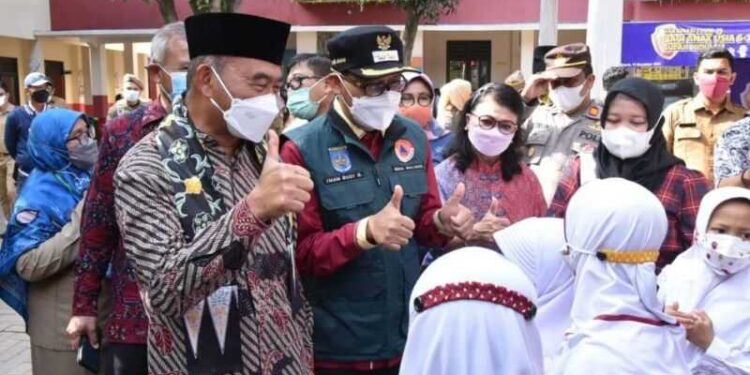 Menko PMK Muhadjir Effendy Saksikan Langsung Vaksinasi Covid-19 di SDN 01 Depok