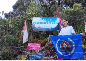 Yanni Khrisnayanni Taklukkan Puncak Gunung Bukit Raya Kalimantan