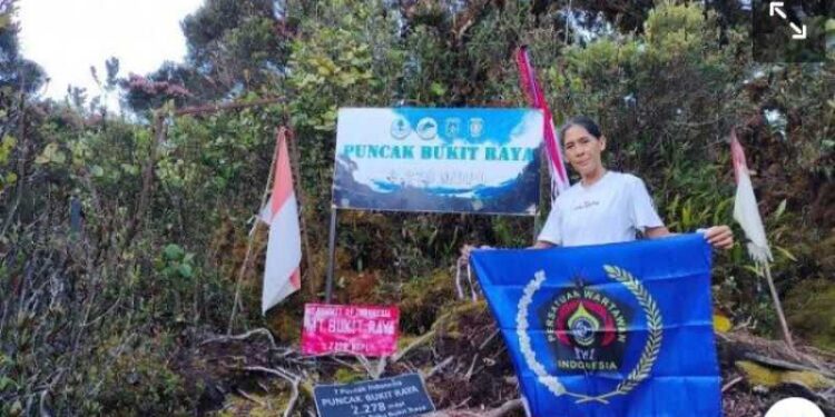 Yanni Khrisnayanni Taklukkan Puncak Gunung Bukit Raya Kalimantan