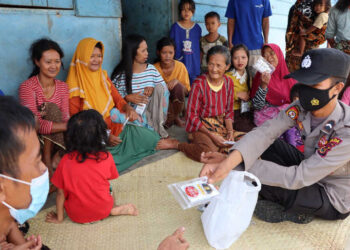 Anggota Polisi dari SAD Edukasi Warga dari Vaksin Hingga Tertib Lalulintas