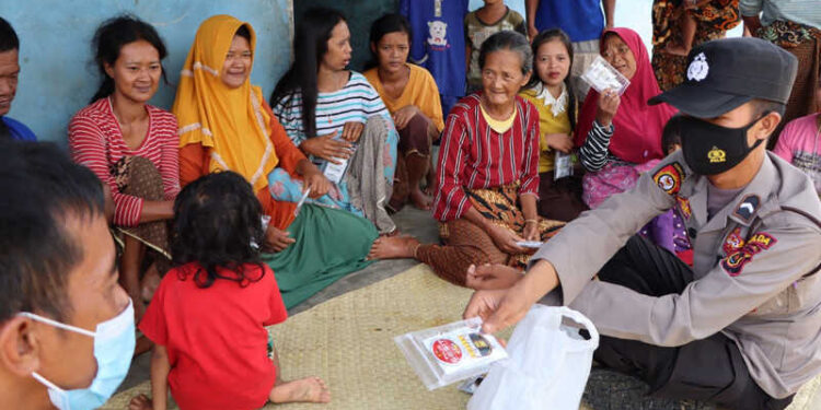 Anggota Polisi dari SAD Edukasi Warga dari Vaksin Hingga Tertib Lalulintas