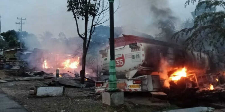 Kios Minyak Eceran Hangus Terbakar Usai di Tabrak Mobil Tangki Pertamina