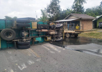 Truk Bermuatan Minyak Ilegal Terguling, Sopir Melarikan Diri