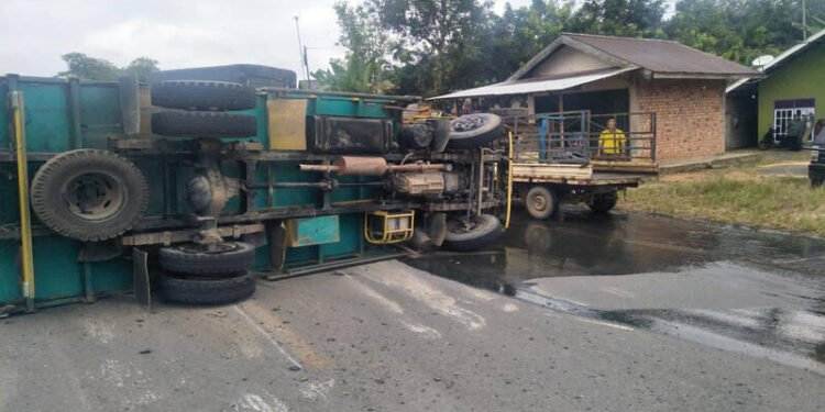 Truk Bermuatan Minyak Ilegal Terguling, Sopir Melarikan Diri