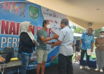 Agum Gumelar Serahkan Piala Pangdam dan PWI Jaya