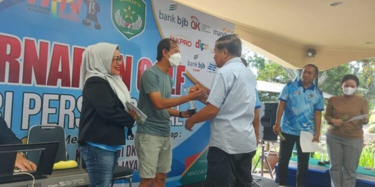 Agum Gumelar Serahkan Piala Pangdam dan PWI Jaya