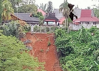 Akibat Longsor, Rumah Dinas Bupati Merangin Nyaris Hanyut Terbawa Aliran Sungai Batang Merangin