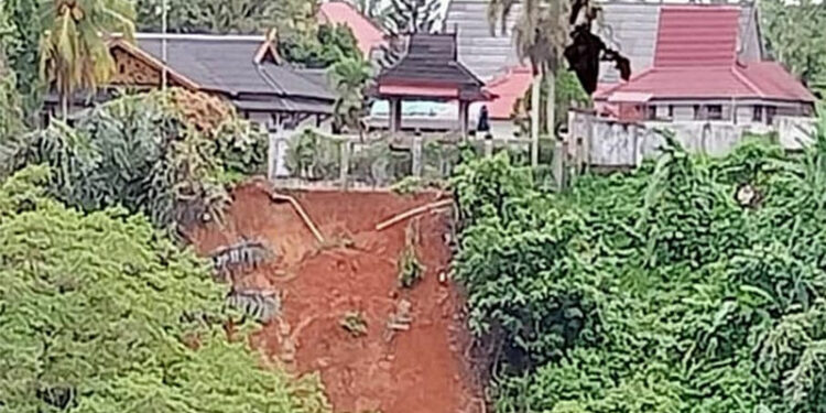 Akibat Longsor, Rumah Dinas Bupati Merangin Nyaris Hanyut Terbawa Aliran Sungai Batang Merangin