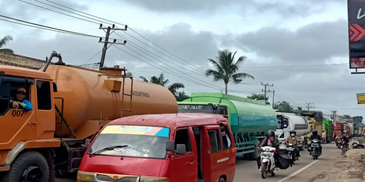 Jalan Lingkar Selatan Jambi Alami Kemacetan Parah Akibat Truk Patah As