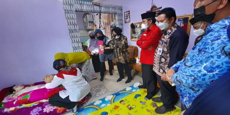 Mensos Risma Kunjungi Remaja Penderita Cerebral Palsy