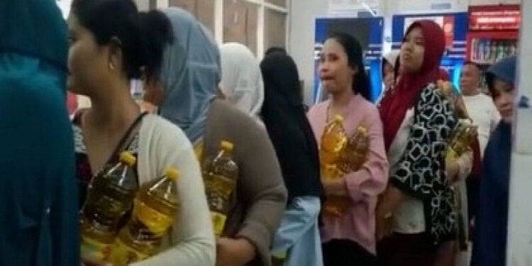 Kerugian Masyarakat Akibat Kisruh Minyak Goreng Rp 3,38 Triliun