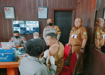 Tim Kesehatan Polres Muaro Jambi Vaksinasi Seluruh ASN di OPD Kabupaten Muaro Jambi 