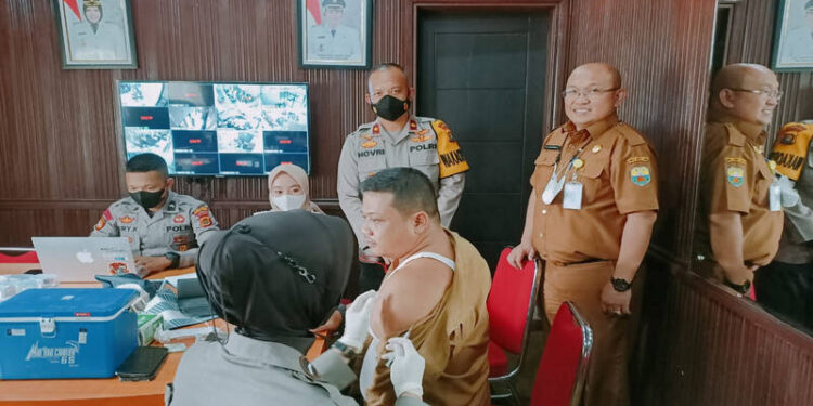 Tim Kesehatan Polres Muaro Jambi Vaksinasi Seluruh ASN di OPD Kabupaten Muaro Jambi 