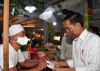 Presiden Jokowi Bagikan Bansos di Sejumlah Pasar di Bogor