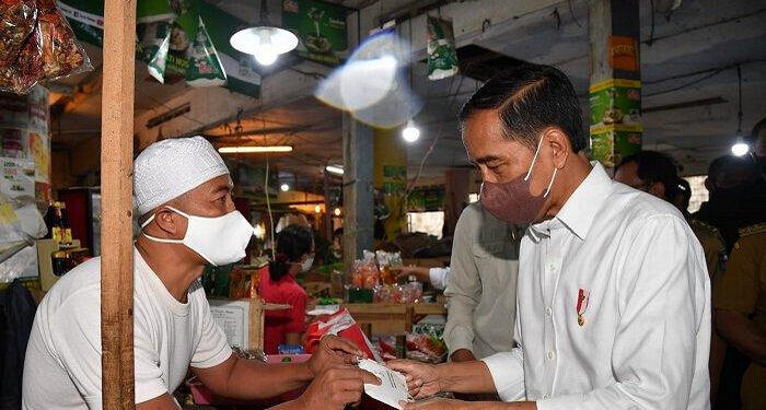 Presiden Jokowi Bagikan Bansos di Sejumlah Pasar di Bogor