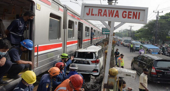 KRL Bogor-Jakarta Tabrak Mobil di Citayam