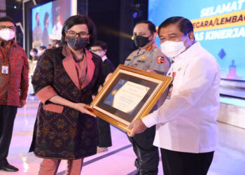Kemendagri Terima Penghargaan K/L Berkinerja Sangat Baik dalam Pengelolaan Anggaran 2021
