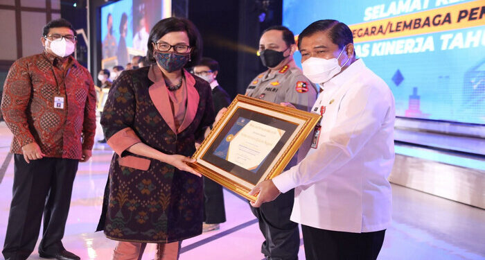 Kemendagri Terima Penghargaan K/L Berkinerja Sangat Baik dalam Pengelolaan Anggaran 2021