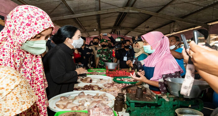 Cek Harga Pangan di Pasar Jungke Karanganyar, Puan Borong Bakso untuk Buka Puasa
