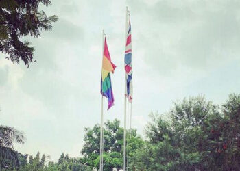 Kedutaan Besar Inggris di Jakarta Kibarkan Bendera LGBT Berdampingan dengan Bendera Inggris