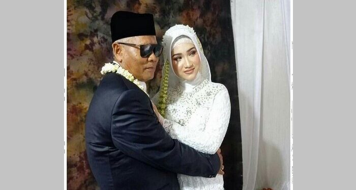 Kakek di Cirebon Nikahi Gadis 19 Tahun, Maharnya Uang Ratusan Juta