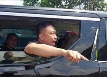 Terjebak Macet Saat Mobilnya Dialihkan, Pengemudi Alphard Ini Goblok-goblokin Kapolsek di Garut