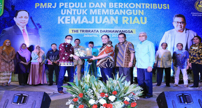 Ketua Umum PMRJ, Komjen Pol Gatot Edy Bagikan 3.000 Alquran untuk 12 Kabupaten/Kota di Riau