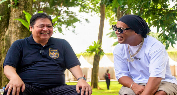 Bincang Santai dengan Ronaldinho, Menko Airlangga Ungkap Pentingnya Pembinaan Atlet Sejak Dini