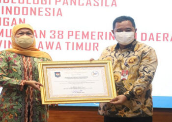 Dirjen Politik dan PUM Serahkan Penghargaan Gugus Tugas GNRM kepada Pemerintah Daerah Jawa Timur