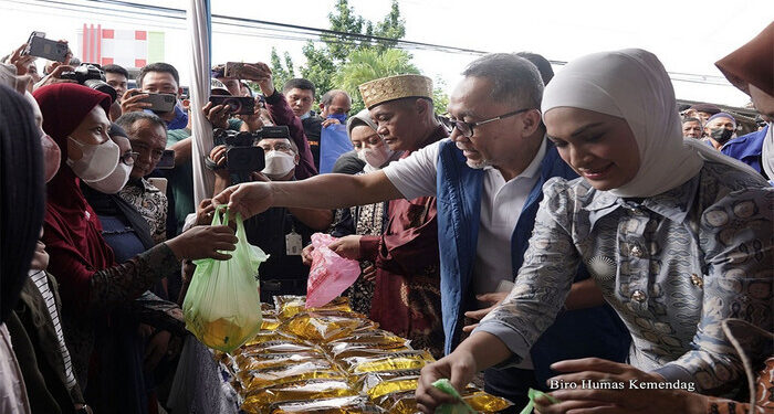 Mendag Zulhas Dilaporkan ke Bawaslu soal Bagi-bagi Minyakita Sembari Meminta Anaknya Dipilih di Pemilu 2024