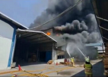 Pabrik Kimia di Cilincing, Selasa Siang Terbakar, 26 Mobil Damkar Dikerahkan untuk Memadamkan Api