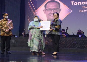 Serahkan Achmad Bakrie Award, Puan Apresiasi Dedikasi Dokter Tanggulangi Covid-19