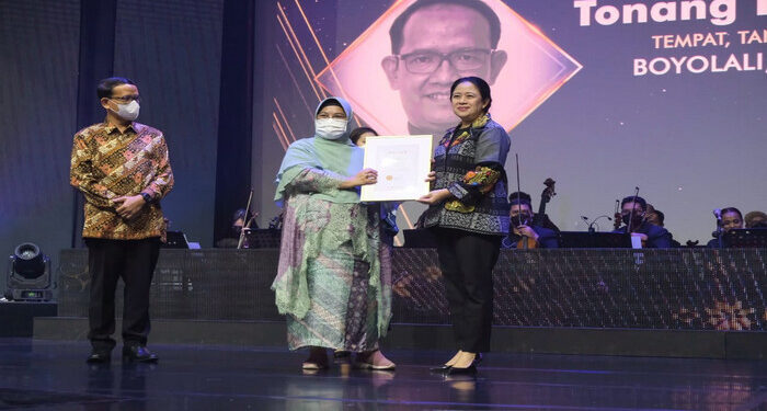 Serahkan Achmad Bakrie Award, Puan Apresiasi Dedikasi Dokter Tanggulangi Covid-19