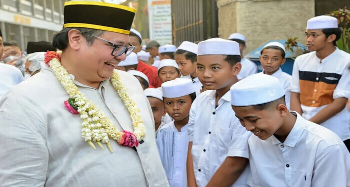 Kunjungan Airlangga ke Pesantren untuk Jaga Basis Konstituen di Jatim