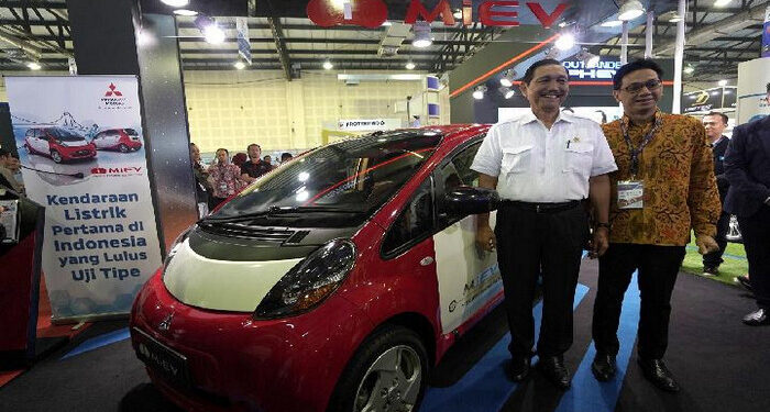 Jokowi Tugaskan Luhut Percepat Penggunaan Kendaraan Listrik untuk Mobil Dinas Instasi Pemerintah Pusat dan Daerah