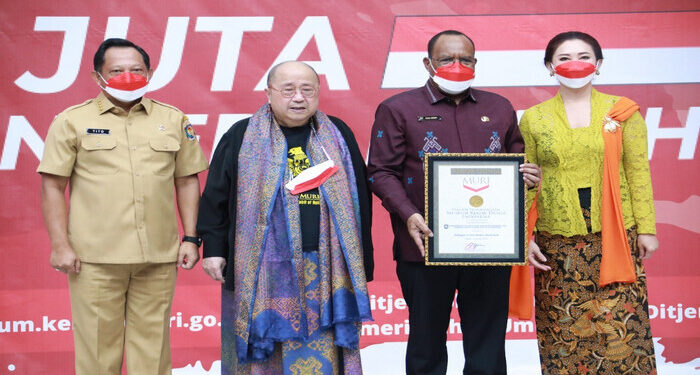 Kemendagri Terima Rekor Dunia MURI Sukses Selenggarakan Gerakan Pembagian 10 Juta Bendera Merah Putih