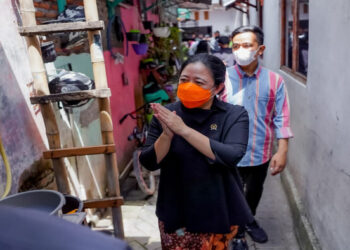 Bagikan Bantuan, Puan Blusukan Bareng Gibran ke Kampung di Solo