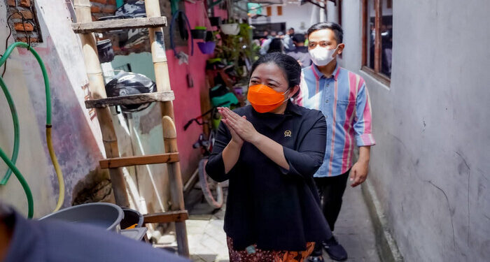 Bagikan Bantuan, Puan Blusukan Bareng Gibran ke Kampung di Solo