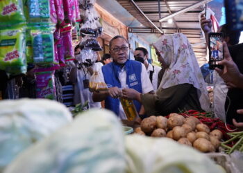 Tinjau Bapok di Pasar Pabaeng-Baeng, Mendag Zulkifli Hasan: Harga Bapok di Makassar Sangat Terkendali