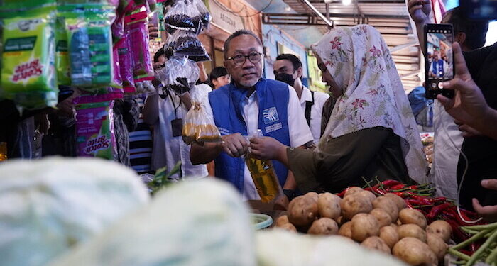 Tinjau Bapok di Pasar Pabaeng-Baeng, Mendag Zulkifli Hasan: Harga Bapok di Makassar Sangat Terkendali