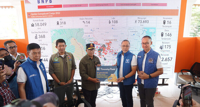 Ringankan Beban, Mendag Zulkifli Hasan Serahkan Bantuan Kemendag Peduli Kepada Korban Gempa Cianjur