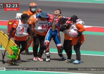 Pebalap HRC Iker Lecuona Alami Kecelakan Fatal Saat Latihan di Mandalalika, Sampai Ditandu ke Luar Lintasan