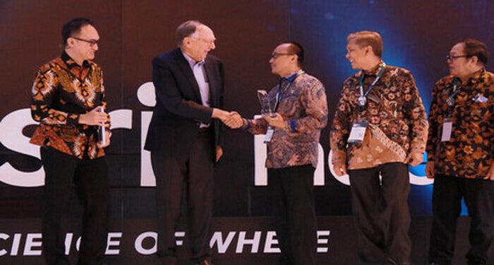 Dirjen Dukcapil Kemendagri Raih Penghargaan Internasional Honorable Mention dari Future of Government Awards