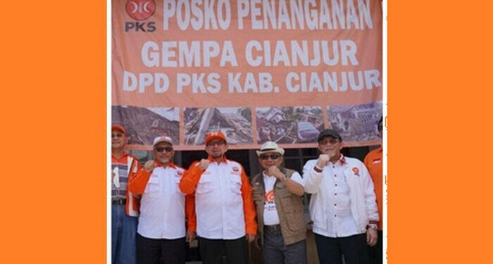 Salim Segaf Salurkan Bantuan Korban Gempa Cianjur dari Kader dan Pejabat PKS