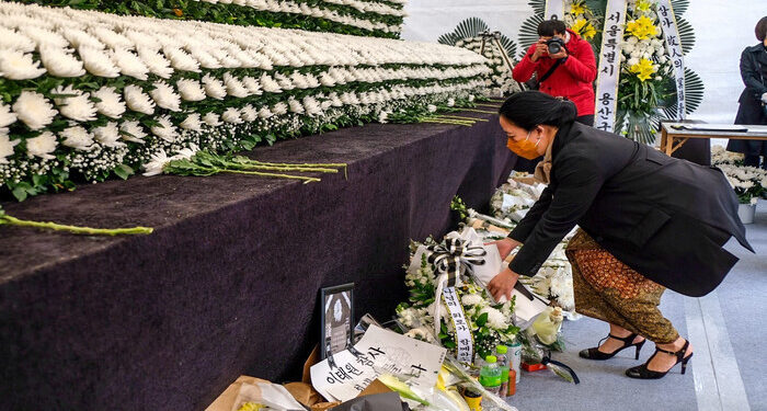 Sambangi Itaewon, Puan Letakkan Karangan Bunga di Memorial Korban Tragedi Itaewon