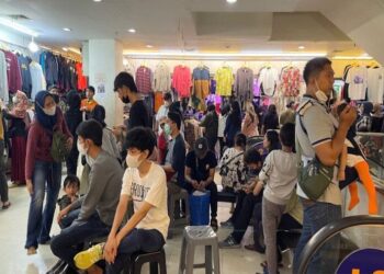 Cari Produk Fesyen Harga Miring, Pengunjung Padati Pasar Senen