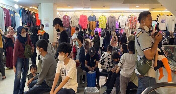 Cari Produk Fesyen Harga Miring, Pengunjung Padati Pasar Senen