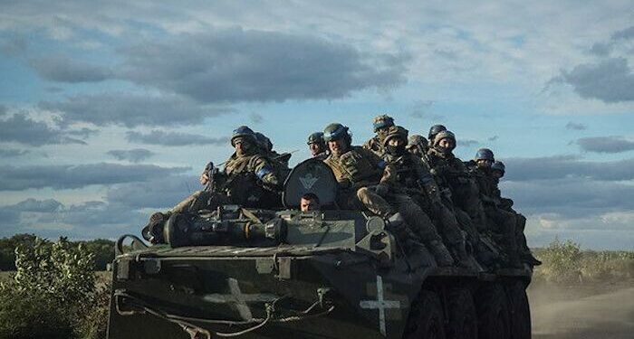 Belasan Ribu Pria Ukraina Berupaya Hindari Darurat Militer